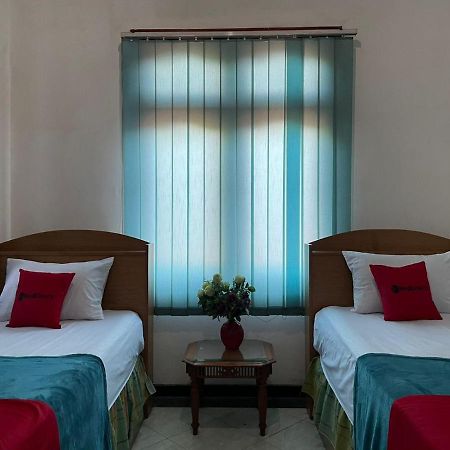 Reddoorz Syariah @ Karang Pilang Hotell Karangpilang Exteriör bild
