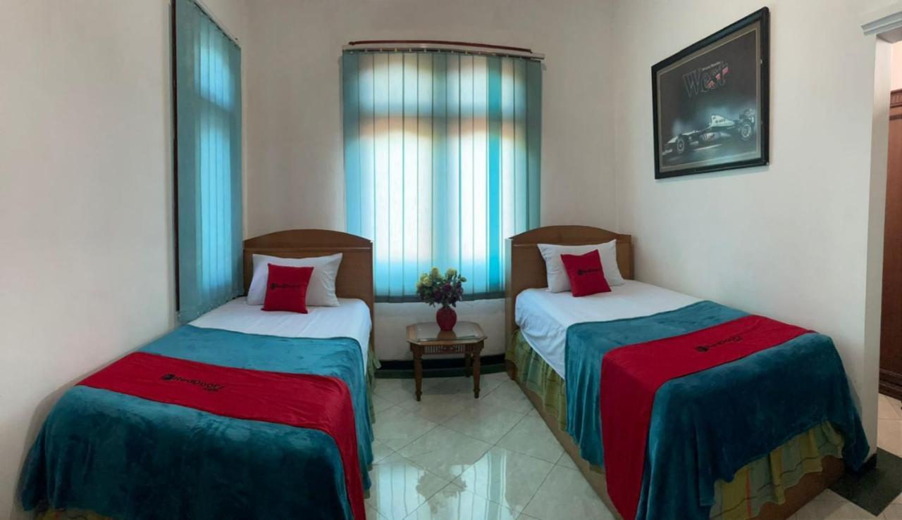 Reddoorz Syariah @ Karang Pilang Hotell Karangpilang Exteriör bild