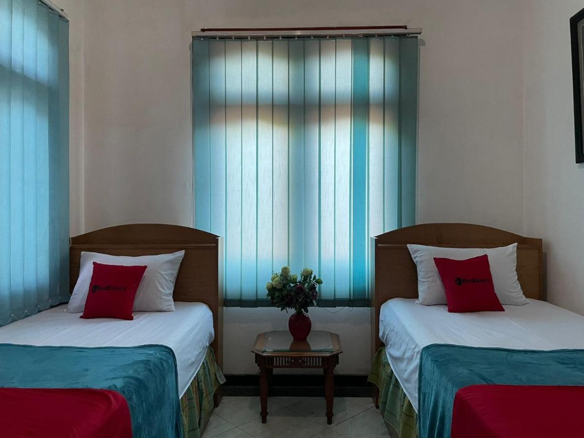 Reddoorz Syariah @ Karang Pilang Hotell Karangpilang Exteriör bild