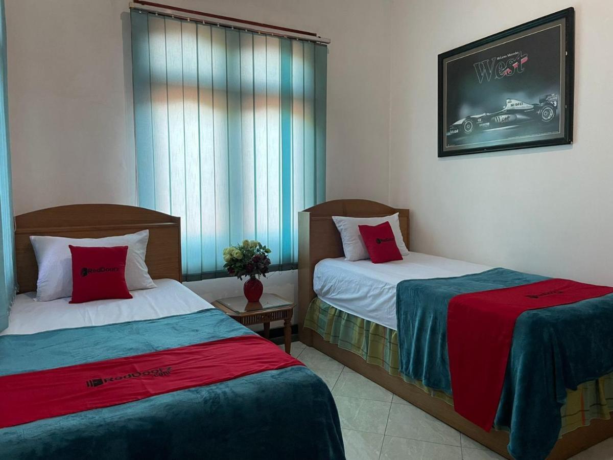 Reddoorz Syariah @ Karang Pilang Hotell Karangpilang Exteriör bild