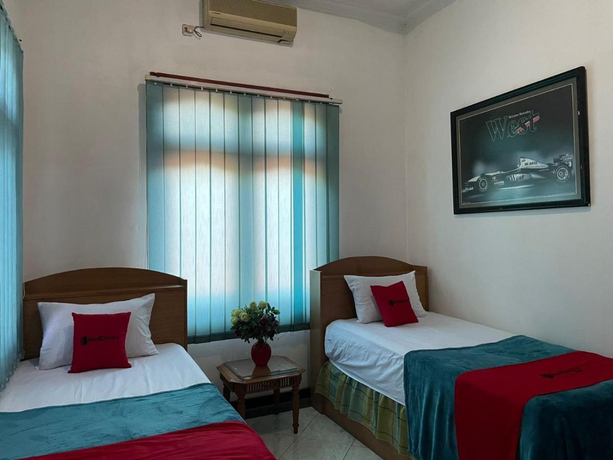 Reddoorz Syariah @ Karang Pilang Hotell Karangpilang Exteriör bild
