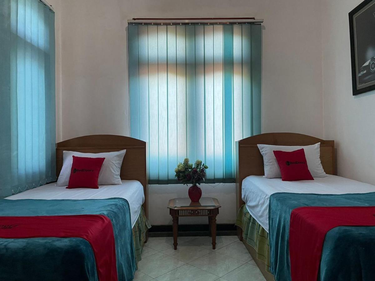 Reddoorz Syariah @ Karang Pilang Hotell Karangpilang Exteriör bild