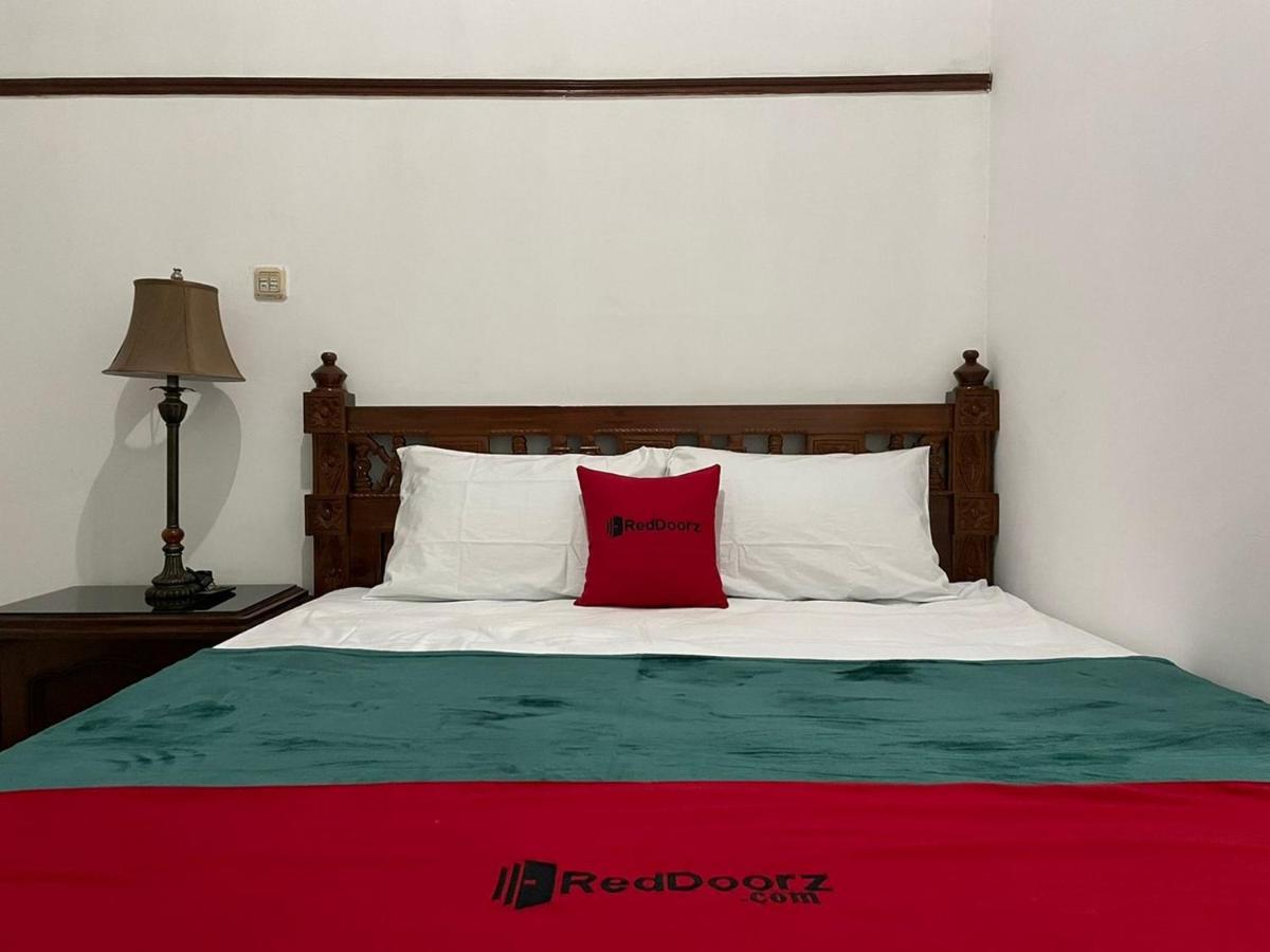 Reddoorz Syariah @ Karang Pilang Hotell Karangpilang Exteriör bild