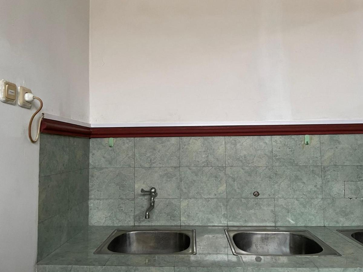 Reddoorz Syariah @ Karang Pilang Hotell Karangpilang Exteriör bild