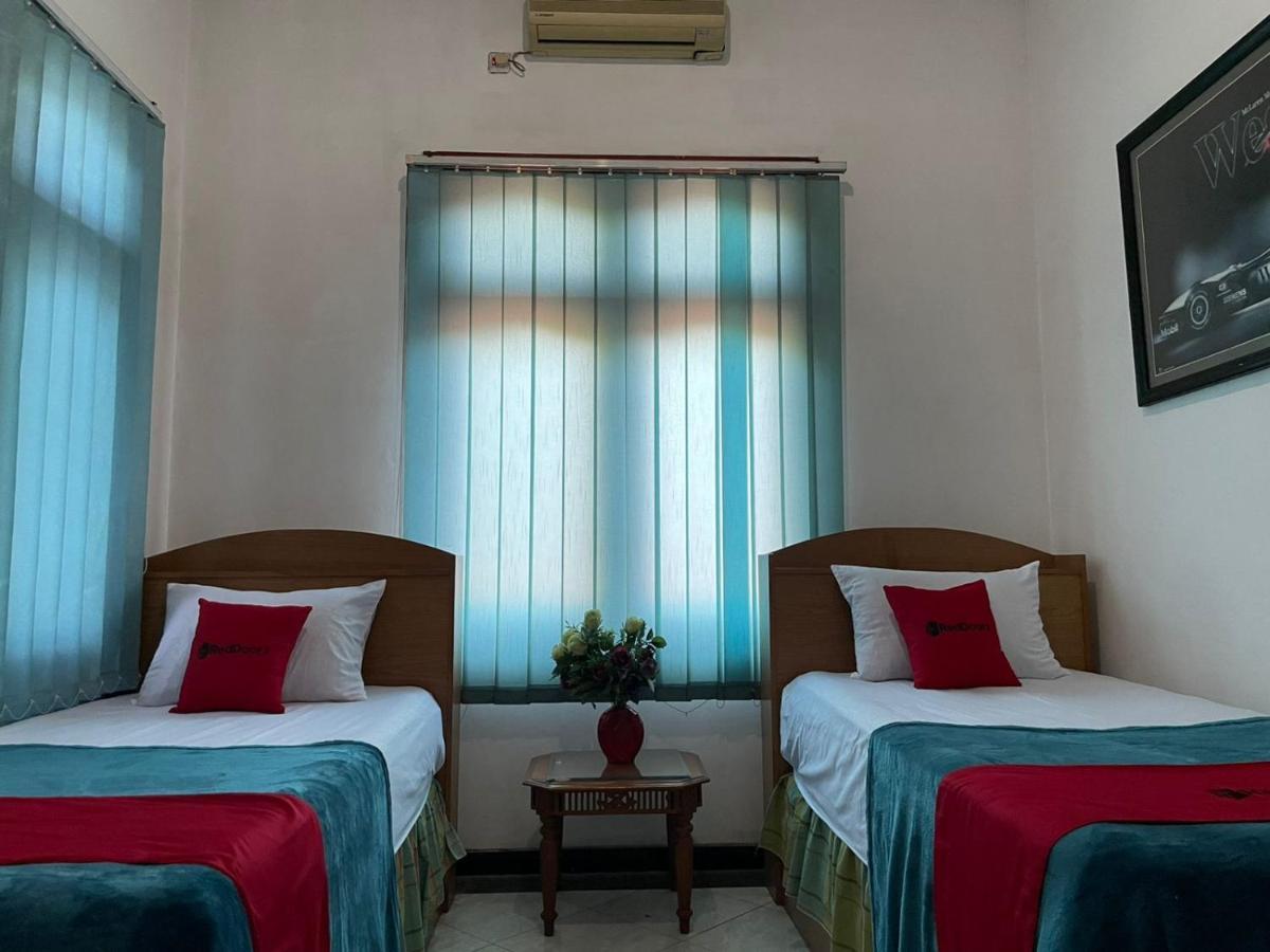 Reddoorz Syariah @ Karang Pilang Hotell Karangpilang Exteriör bild