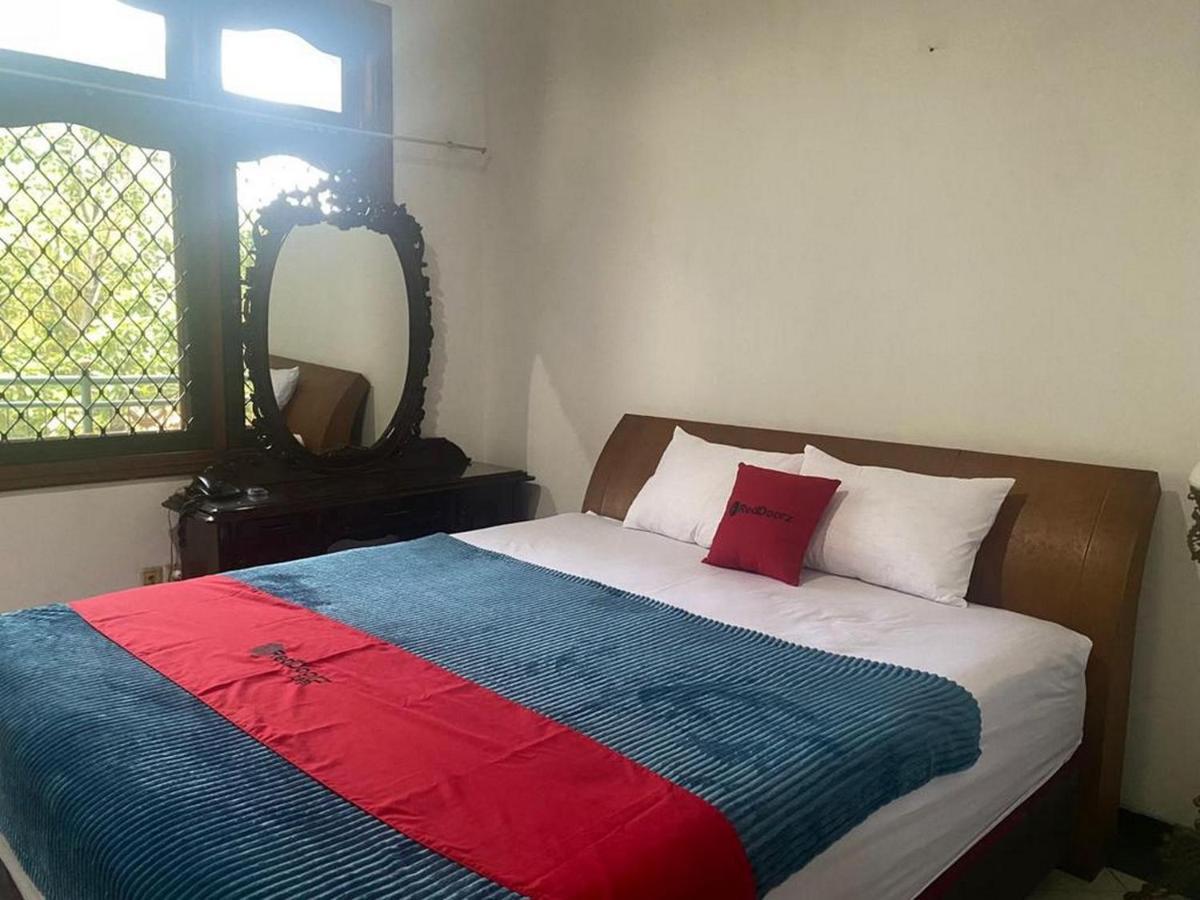Reddoorz Syariah @ Karang Pilang Hotell Karangpilang Exteriör bild